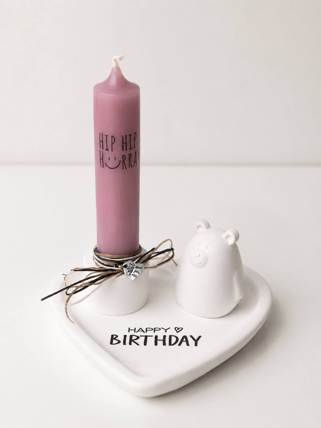 Herzförmiger Kerzenteller 'Happy Birthday' mit Bärenfigur und Kerze 'Hip Hip Hurra'